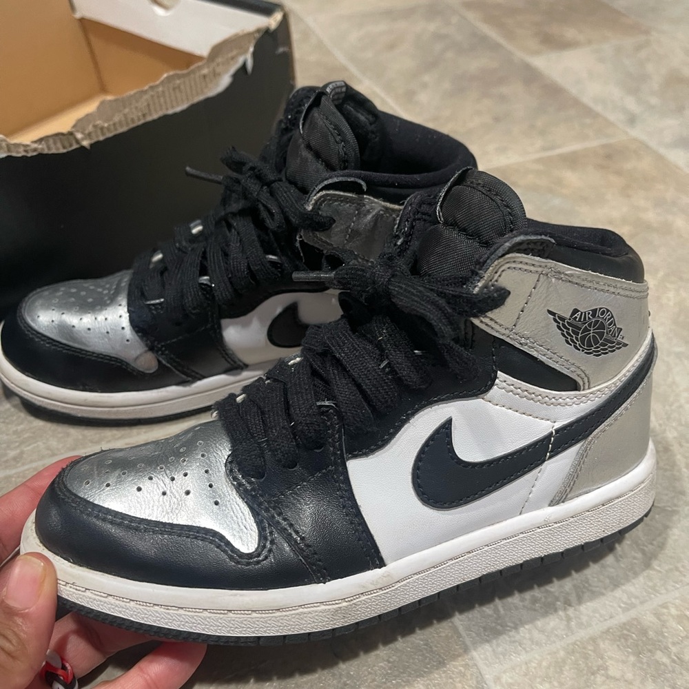 Jordan 1 mid “silver toe”